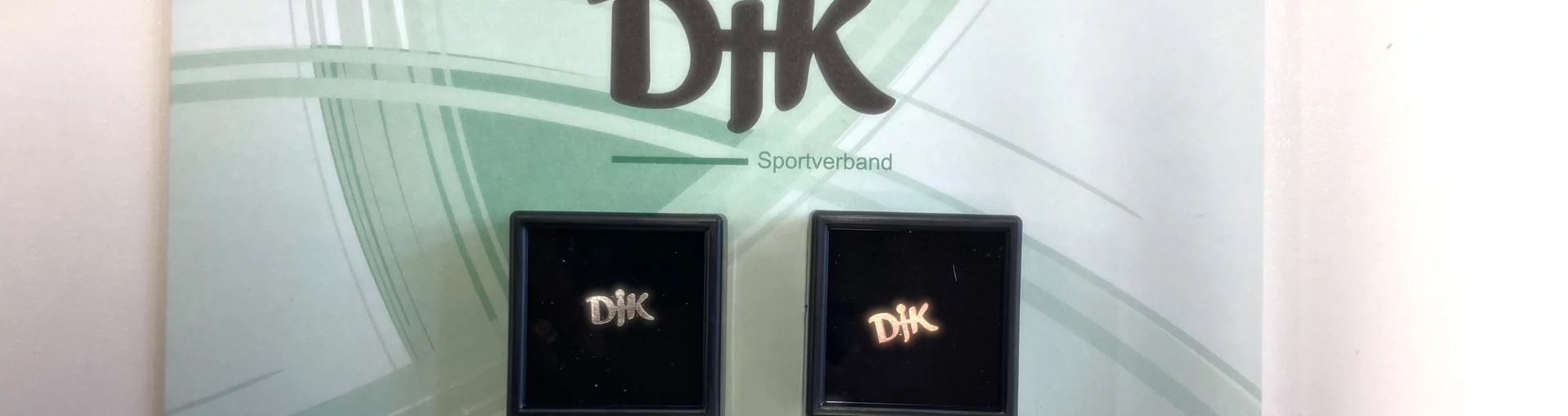 Zwei Ehrenabzeichen, eines in Bronze, eines in Silber