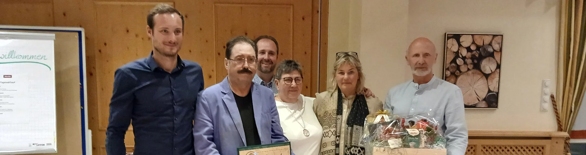 Auf dem Bild ist die neue gewählte Vorstandschaft (von links nach rechts: Simon Staschewski (1. Vorsitzender), Konrad Gietl (Ehrenvorsitzender) Markus Kellner (Kassier), Renate Poeplau (Kassenprüferin), Johannes Wagner (2. Vorsitzender) des Vereins "hand-in-hand-4-kids" abgebildet. Auf dem Bild ist ebenso Anja Rohwer abgebildet (die Hauptansprechpartnerin der beiden Projekte vor Ort in Namibia)