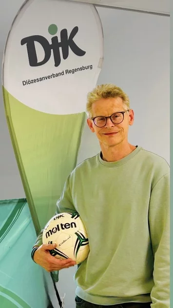 Auf dem Bild ist der Jugendbildungsreferent Stefan Klarl abgebildet