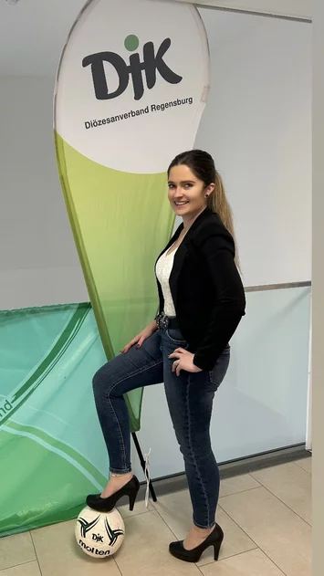 Auf dem Bild ist die Assistenzkraft der DJK-Geschäftsstelle Frau Ramona Segerer abgebildet