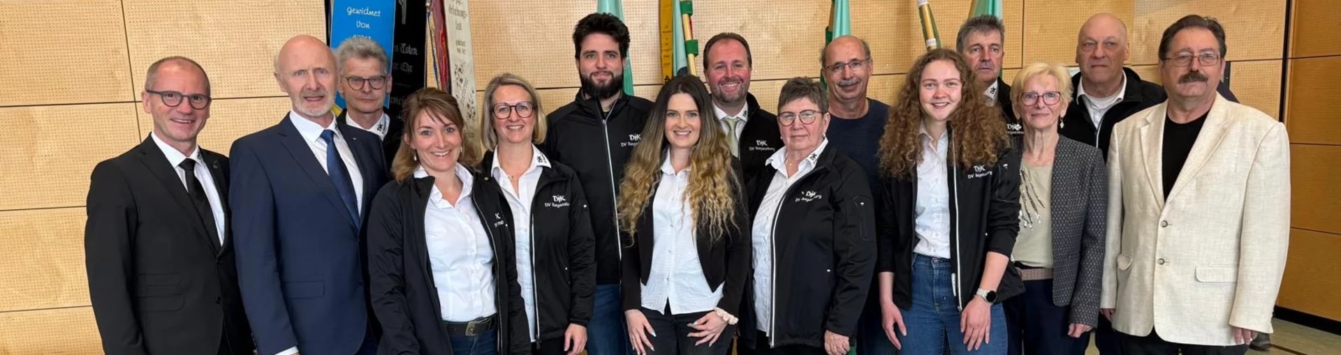 Auf dem Bild ist die gesamte DJK-Vorstandschaft abgebildet.