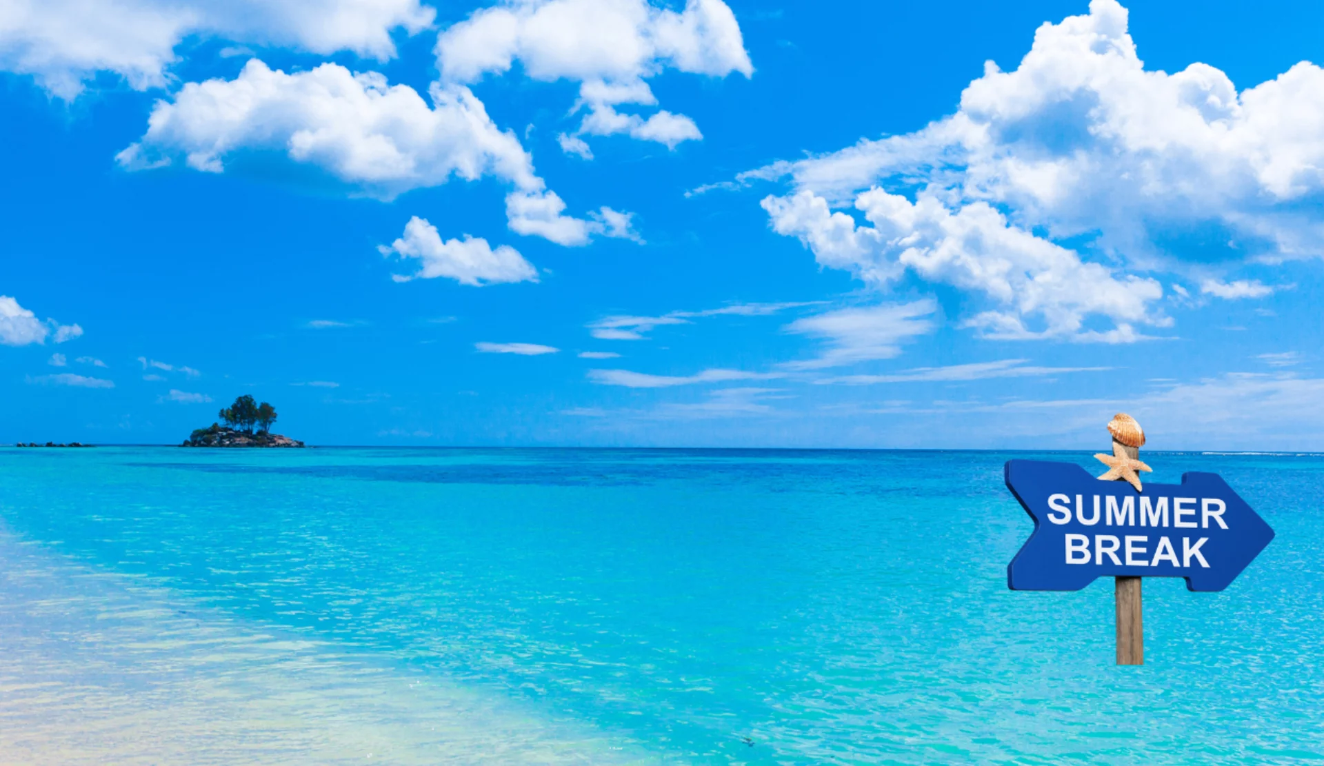Das Bild zeigt ein Schild im Meer mit dem Vermerk: "SUMMER BREAK"