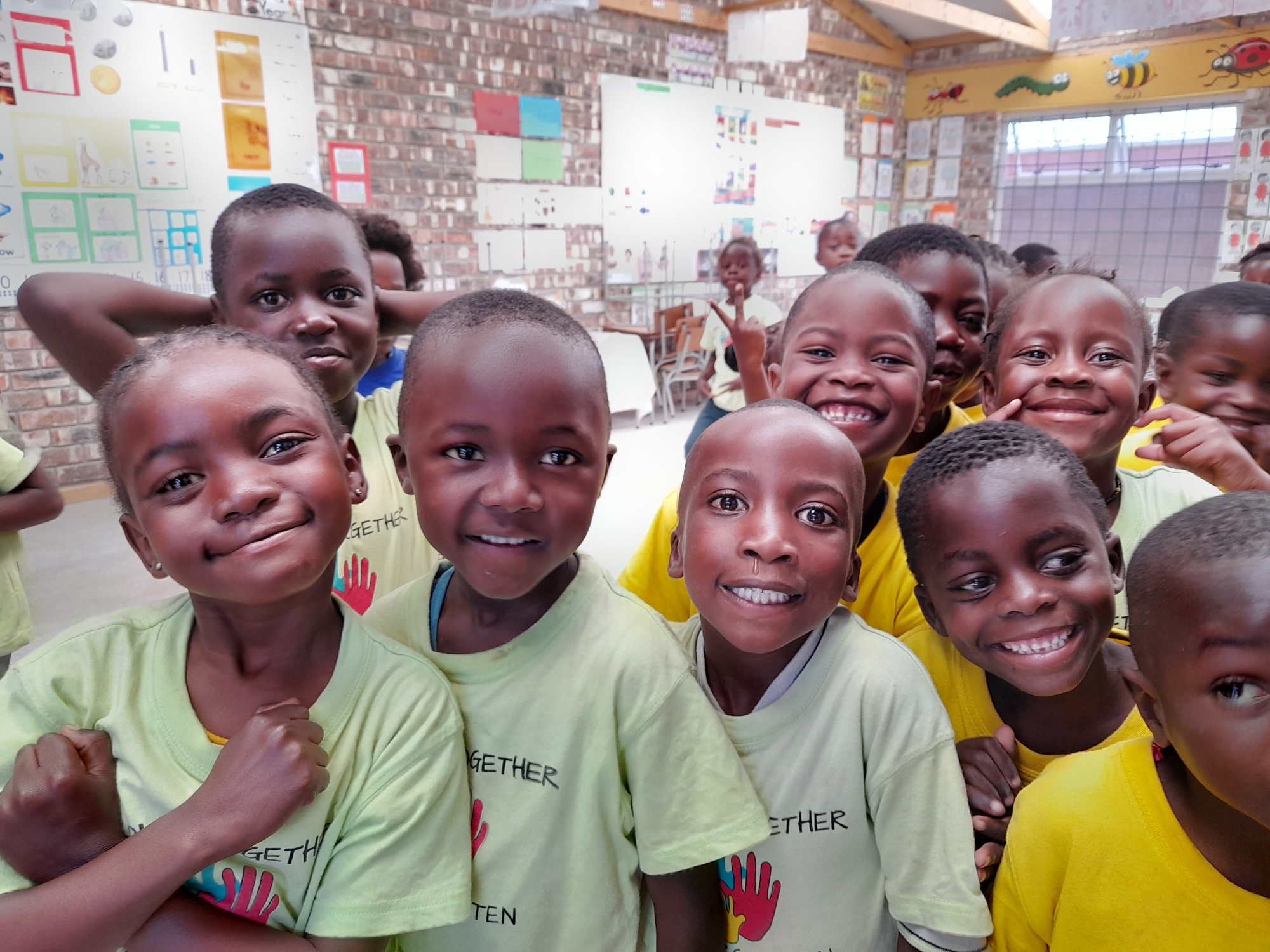 Das Bild zeigt afrikanische Kinder, die vor Freude strahlen.